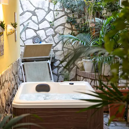 Hébergement de vacances Con Jacuzzi In Piazzetta *