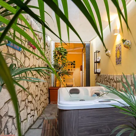 Con Jacuzzi In Piazzetta Holiday home