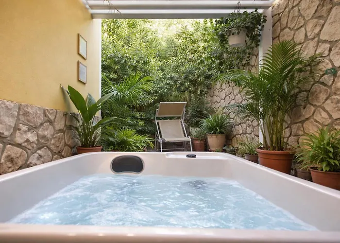 Con Jacuzzi In Piazzetta Сasa de vacaciones *