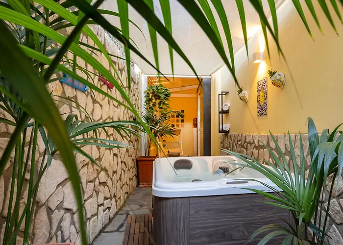 Con Jacuzzi In Piazzetta 度假居